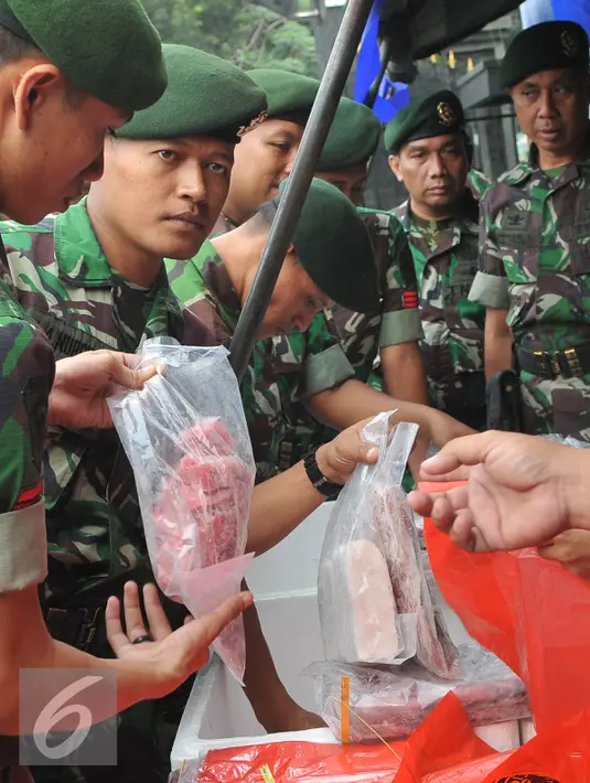 Para prajurit membeli daging saat bazar murah dalam rangka menyambut Idul Fitri 1436 H, di Lapangan Kostrad, Jakarta, Selasa (7/7/2015). Bazar ini dikhususkan bagi para prajurit dan PNS di lingkungan Kostrad. (Liputan6.com/Herman Zakharia)