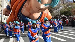 Peserta menerbangkan balon  Goku dari kartun Dragon Ball dalam parade perayaan Hari Thanksgiving di kawasan Sixth Avenue, New York, Kamis (28/11/2019). Parade yang membelah jalanan kota New York ini selalu ditunggu setiap tahunnya. (Theo Wargo/Getty Images/AFP)