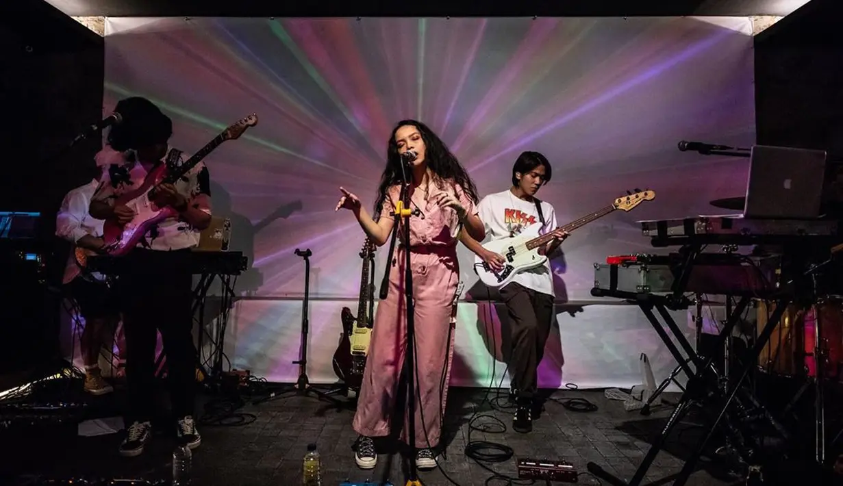Setelah ngeband dengan genre pop punk, Iqbaal bereksplorasi genre R&B electronic dengan grup barunya Svmmerdose.(Liputan6.com/IG/@iqbaal.e)