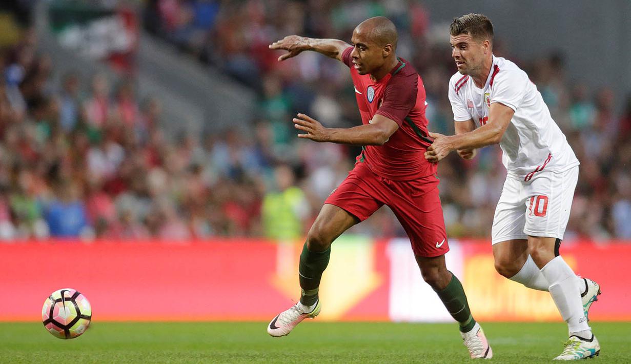 Gelandang Portugal, Joao Mario, melewati pemain Gibraltar, Liam Walker. Juara Eropa 2016 itu menguasai jalannya laga dengan penguasaan bola sebesar 86 persen. (Reuters/Miguel Vidal)