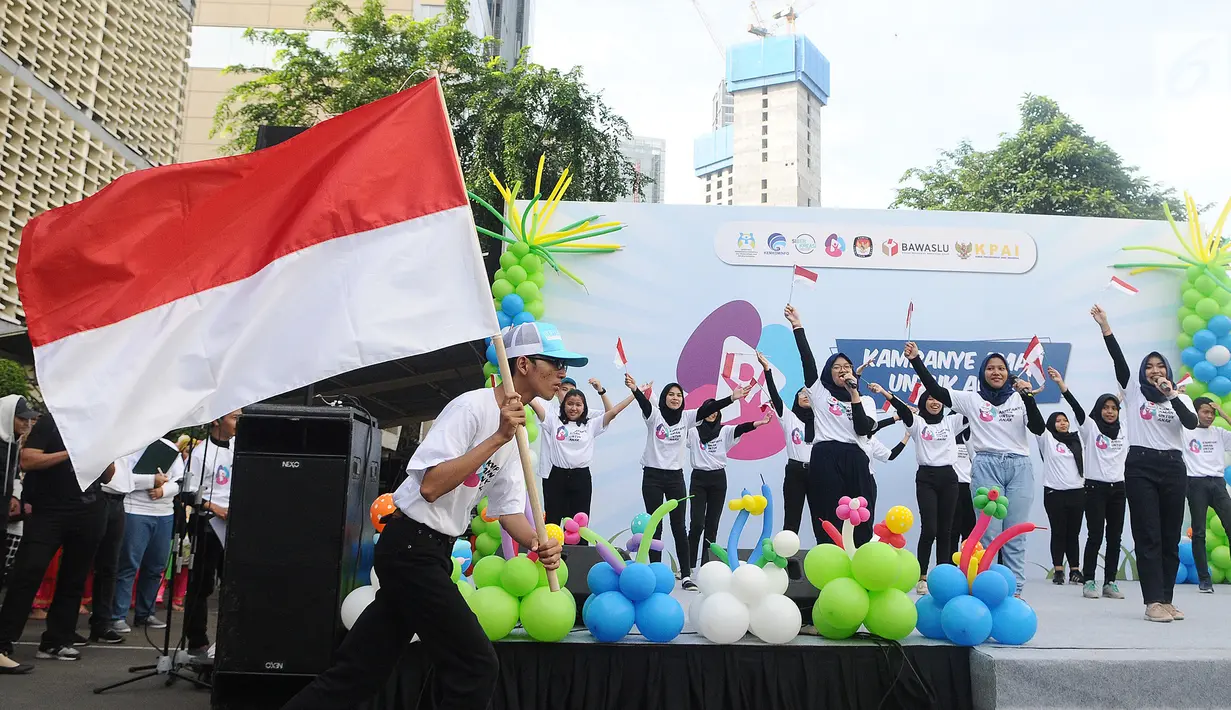 Anak-anak bernyanyi di atas panggung pada acara Deklarasi Pemilu Ramah Anak di Gedung Bawaslu, Jakarta, Minggu (17/3). Deklarasi diikuti KPAI, KPU, Bawaslu dan Kementerian PPA. (Liputan6.com/Herman Zakharia)
