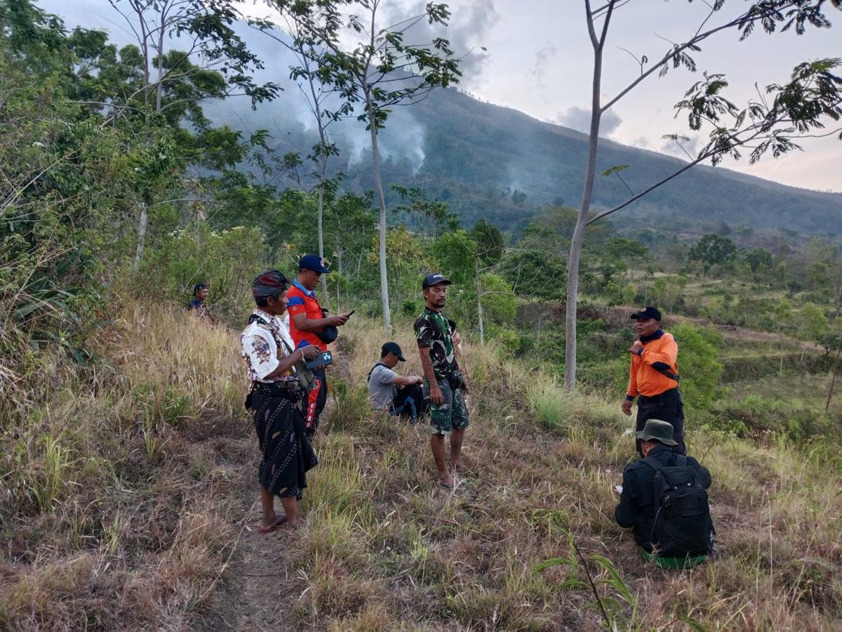 Kebakaran hutan dan lahan di lereng Gunung Agung. (Dokumentasi BPBD Karangasem).