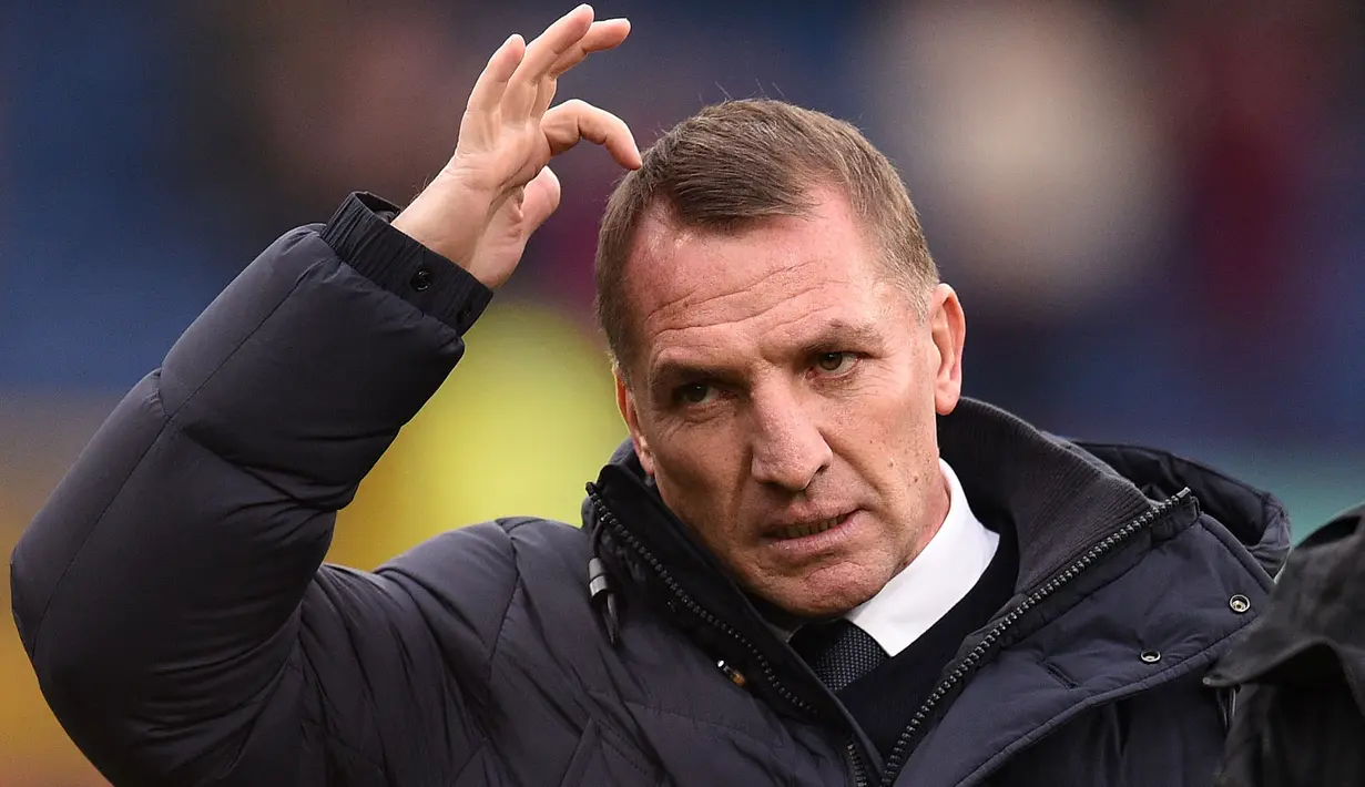 Leicester City kini tengah berada di ujung zona degradasi, yaitu posisi ke-17 klasemen Liga Inggris. Klub asuhan Brendan Rodgers baru berhasil meraih 11 poin dalam 12 laga yang mereka lalui. Situasi ini jelas membuat pria Irlandia Utara itu berada dalam tekanan besar. Ia harus segera membalikkan keadaan jika ingin mempertahankan pekerjaannya. (AFP/Oli Scarff)