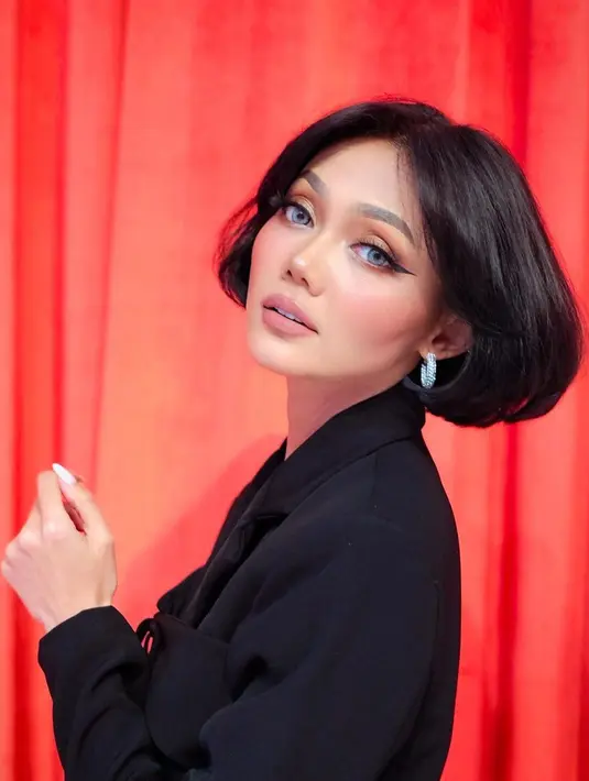 Potret cantik Rina Nose menunjukkan dirinya dengan rambut pendek. Makeup bold dengan nuansa nude yang elegan berhasil membuatnya terlihat sangat cantik di foto ini. [Foto: Instagram/rinanose16]