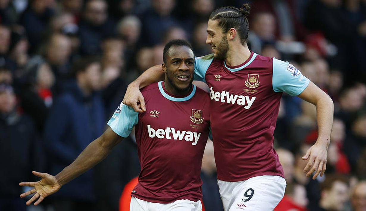 Pemain West Ham, Michail Antonio bersama Andy Carroll merayakan gol yang dicetaknya ke gawang Liverpool pada laga Liga Premier Inggris. West Ham berikan Liverpool kekalahan keenam muism ini. (Reuters/John Sibley)