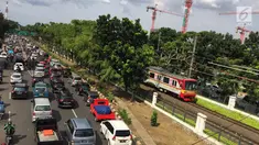 Suasana kemacetan di kawasan Tanjung Barat, Jakarta Selatan, Senin (1/1). Tingginya volume kendaraan menyebabkan Jakarta tetap mengalami kemacetan meskipun pada saat libur Tahun Baru. (Liputan6.com/Immanuel Antonius)