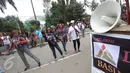 Massa pendukung Ahok berjoget di depan Gedung Kementrian Pertanian, Jakarta Selatan, Rabu (29/3). Dalam sidang ke-16 tersebut tim kuasa hukum menghadirkan 7 saksi ahli untuk meringankan Ahok. (Liputan6.com/Immanuel Antonius)