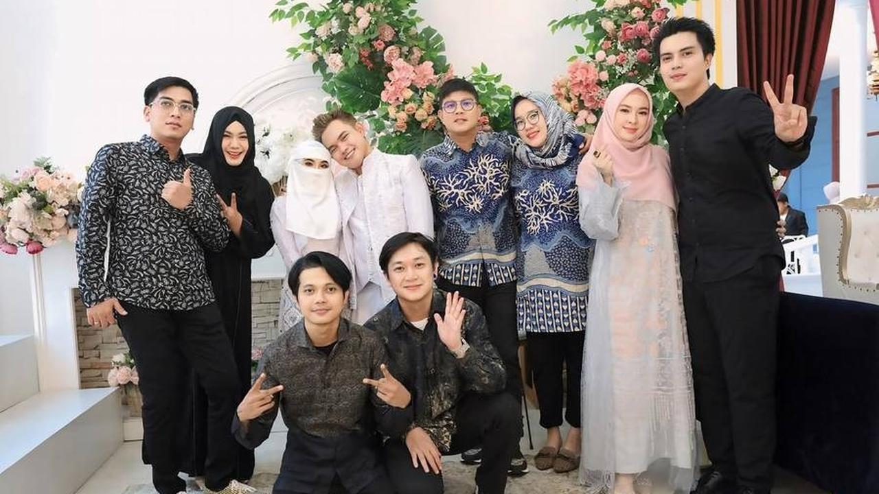 Ayu tampil menawan dengan mengenakan cadar, yang menambah keanggunan dalam momen sakral pernikahan mereka.<br><br>