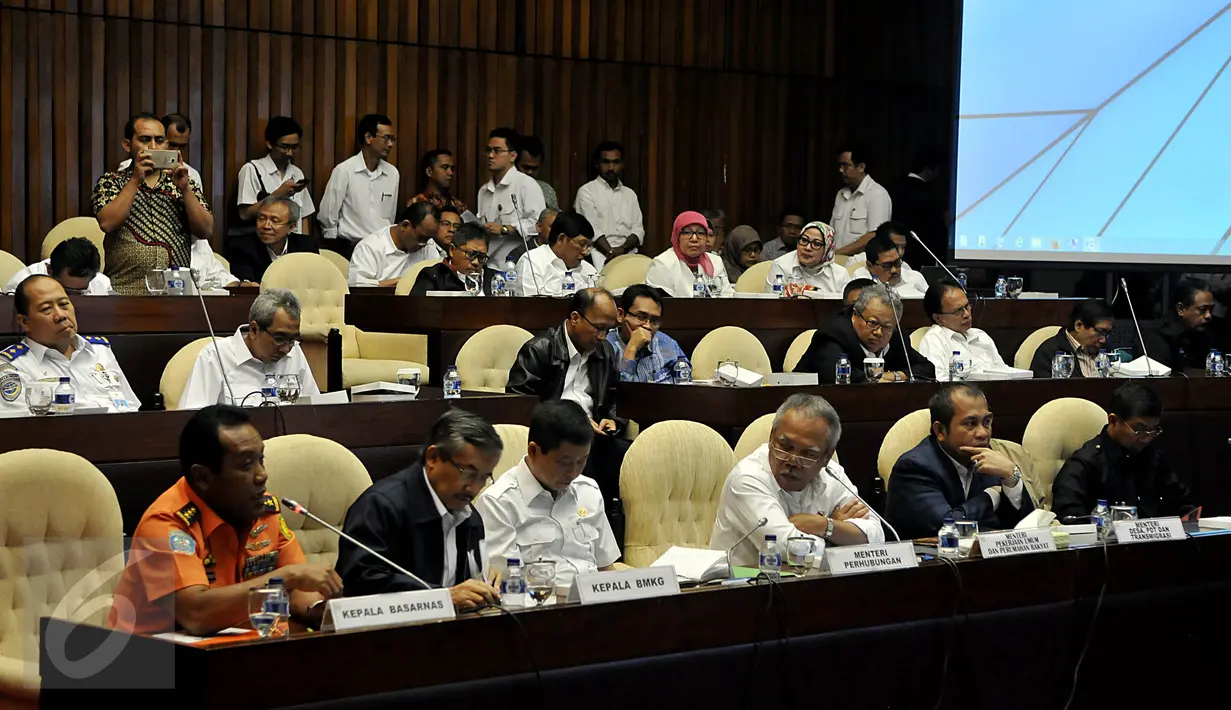 (Ki-ka) Kepala Basarnas Bambang Sulistyo, Kepala BMKG Andi Eka Sakya, Menhub Ignasius Jonan, Menteri PU PR Basuki Hadimuljono, Menteri Desa dan PDTT Marwan Jafar saat raker dengan Komisi V DPR, Jakarta, Selasa (29/9/2015). (Liputan6.com/Johan Tallo)