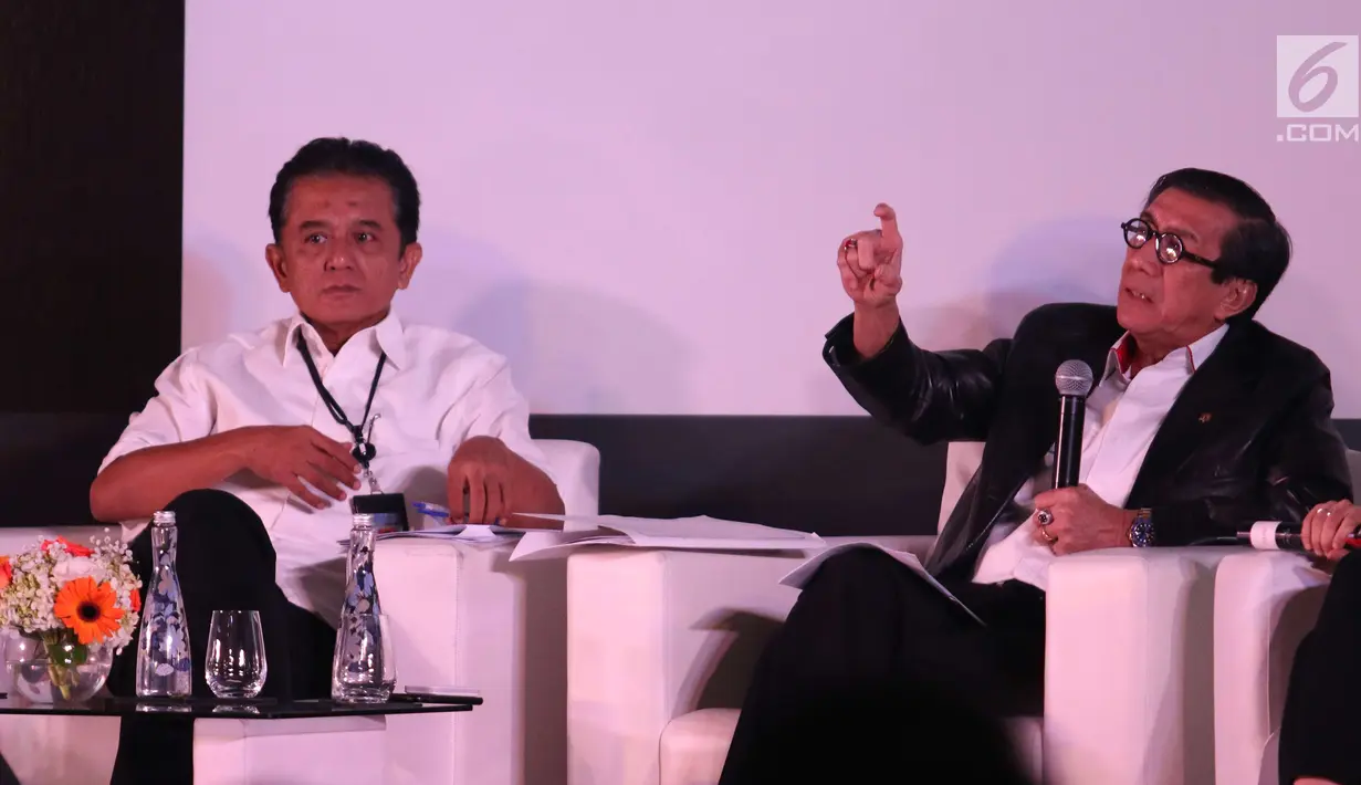 Menkumham Yasonna Laoly (kanan) bersama Chandra M. Hamzah dalam AHP Business Law Forum 2018 di Jakarta, Selasa (24/4). Tidak sempurnanya penerapan hukum perdata menimbulkan biaya tinggi yang harus ditanggung pihak bersengketa. (Liputan6.com/Angga Yuniar)