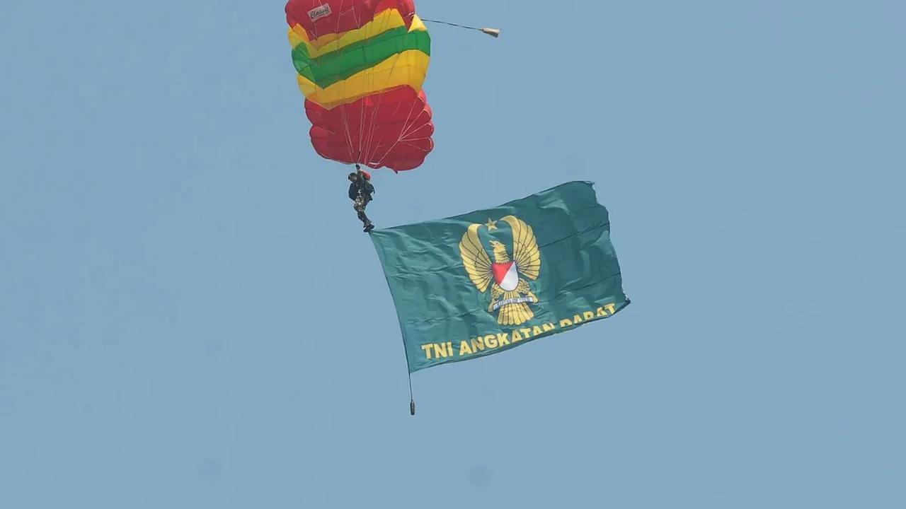 Sejumlah atraksi udara memeriahkan peringatan HUT ke-78 TNI yang digelar di Lapangan Silang Monumen Nasional (Monas), Jakarta, Kamis (5/10/2023). HUT ke-78 TNI ini mengangkat tema'TNI Patriot NKRI: Pengawal Demokrasi untuk Indonesia Maju.'<br>