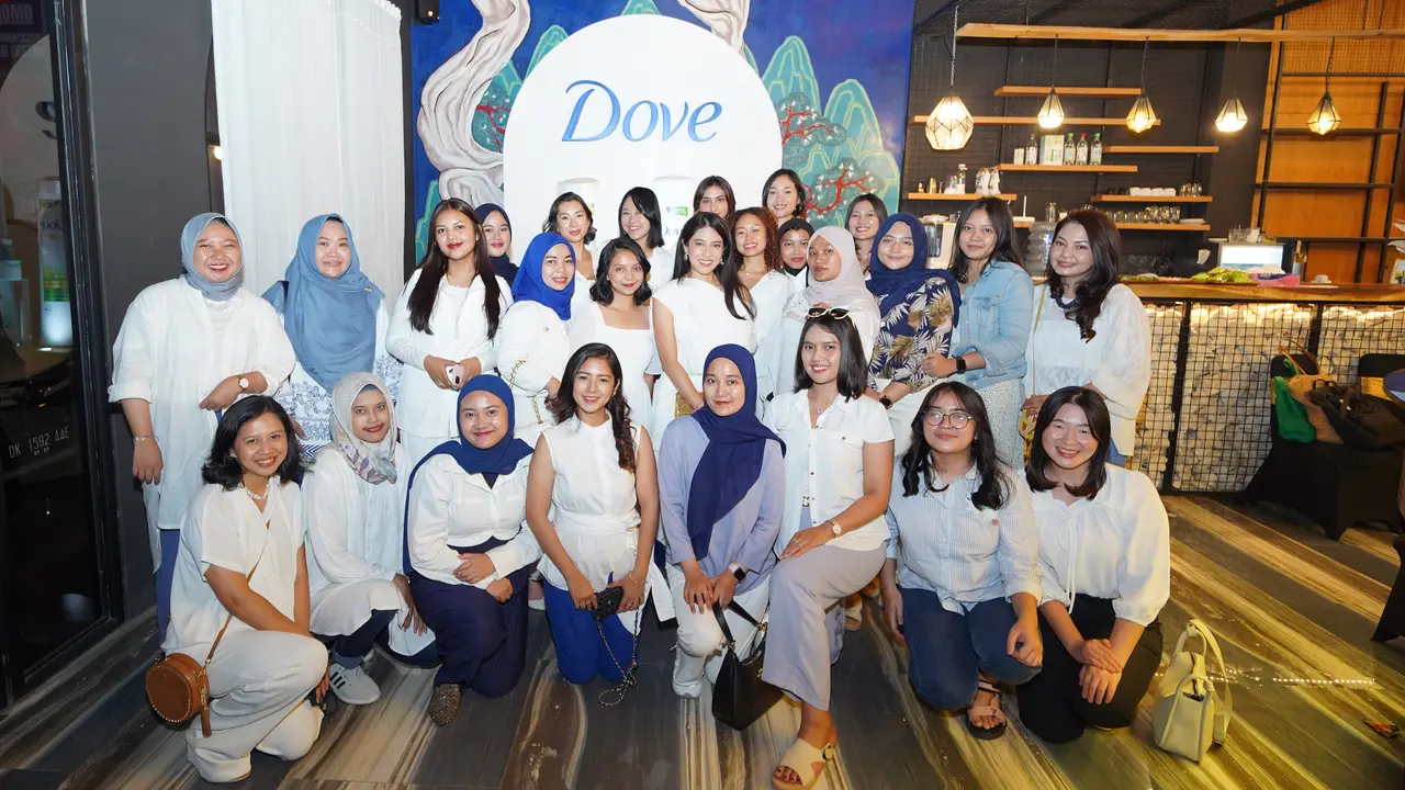 Dokumentasi bersama peserta dan Dian Sastro sebagai pembicara event Bali Haircation with DOVE.