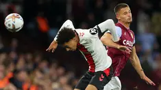 Bek Southampton Mohammed Salisu (kiri) berebut bola dengan gelandang Aston Villa Jaden Philogene-Bidace dalam pekan ke-8  Liga Premier Inggris di Villa Park, Sabtu (17/09/2022). Aston Villa unggul 1-0 berkat gol Jacob Ramsey pada menit ke-41. (Photo by Geoff Caddick / AFP)