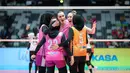 Pemain Jakarta Popsivo Polwan melakukan selebrasi setelah menaklukkan Jakarta Pertamina Enduro pada perebutan peringkat ketiga Proliga 2024 di Indonesia Arena, Jakarta Pusat, pada Sabtu (20/7/2024) sore WIB. (Bola.com/Bagaskara Lazuardi)