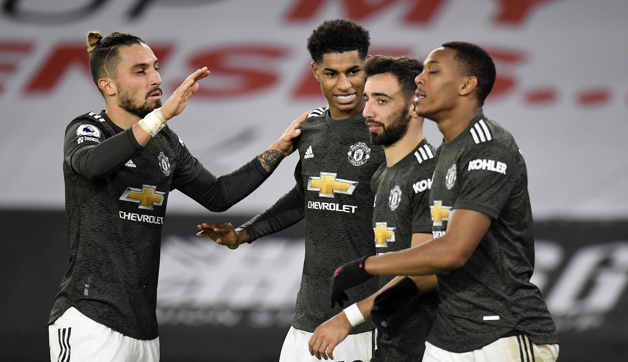 Para pemain Manchester United merayakan gol ketiga yang dibuat striker Marcus Rashford (kedua dari kiri), dalam laga lanjutan Liga Inggris 2020/21 pekan ke-13 melawan Sheffield United di Bramall Lane, Sheffield, Kamis (17/12/2020). Manchester United menang 3-2. (AFP/Peter Powell/Pool)