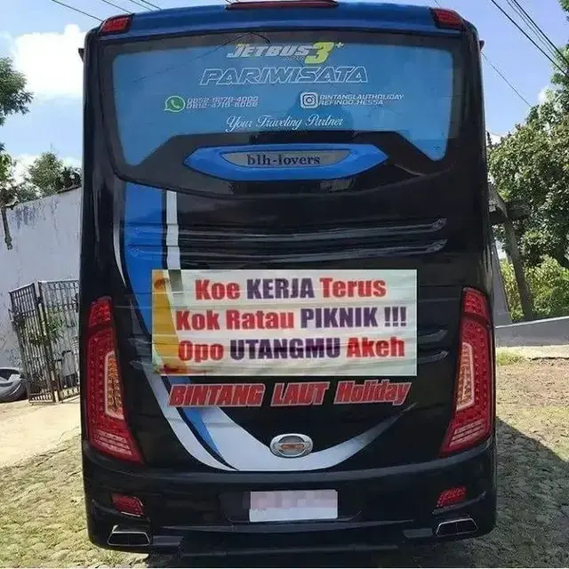 10 Potret Tulisan Kocak di Belakang Bus Pariwisata Ini Bikin Tepuk Jidat