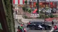 Pajero Sport tabrak lari pengendara motor di Jalan Radial depan Transmart Mall Palembang, pada Selasa (21/2/2023) sore. (Foto: Tangkapan Layar IG)