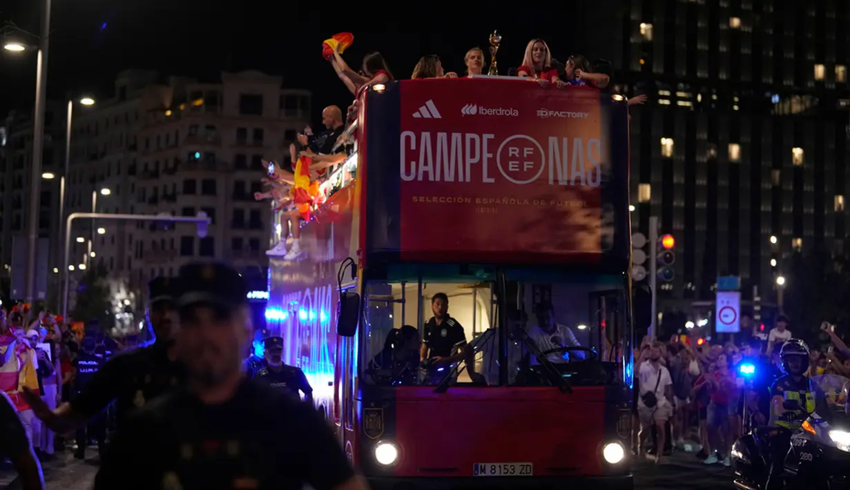 Ribuan warga turun ke jalan Kota Madrid untuk menyambut kedatangan Timnas Sepak Bola Wanita Spanyol. (AP Photo/Manu Fernandez)