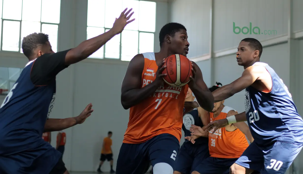 Pemain Asing Pelita Jaya, Merril Holden (tengah) mencoba melewati rekannya saat berlatih di Istana Kana, Jakarta, (13/04/2018). Pelita Jaya akan melawan Satria Muda pada laga final IBL 19, 21, dan 22 april 2018. (Bola.com/Nick Hanoatubun)