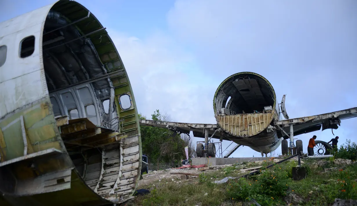 Pesawat Boeing bekas ditempatkan di tebing tepi laut untuk memikat wisatawan dan diubah menjadi sebuah vila di dekat pantai Nyang-Nyang di Kabupaten Uluwatu Badung, di pulau resor Indonesia Bali (14/9/2021). Pesawat bekas tersebut dirakit menjadi vila untuk akomodasi wisata. (AFP/Sony Tumbelaka)