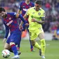 Striker Barcelona, Lionel Messi, berusaha melewati pemain Getafe, Mauro Arambarri, pada laga La Liga di Stadion Camp Nou, Sabtu (15/2/2020). Barcelona menang 2-1 atas Getafe. (AP/G.Garin)