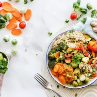 Simak tips dan menu makan siang sehat yang praktis. (Pexels.com/Ella Olsson)