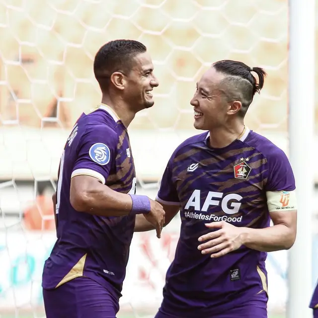 Dua pemain Persik Kediri, Renan Silva dan Arthur Irawan.