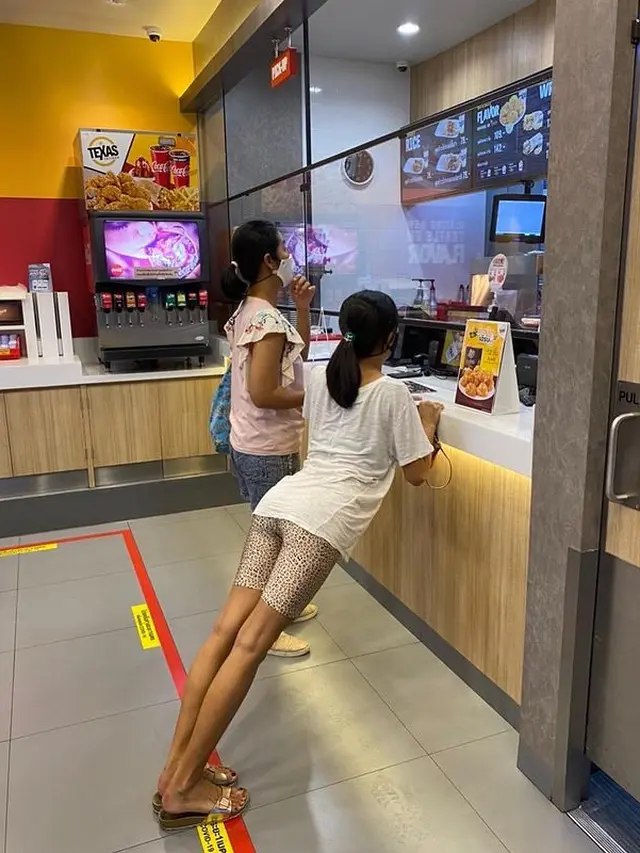 6 Pose Absurd Orang saat di Depan Kasir Ini Bikin Geleng Kepala