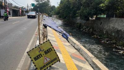 Trotoar di Jalan Sawangan Depok Ambles, Padahal Baru Setahun Dibangun