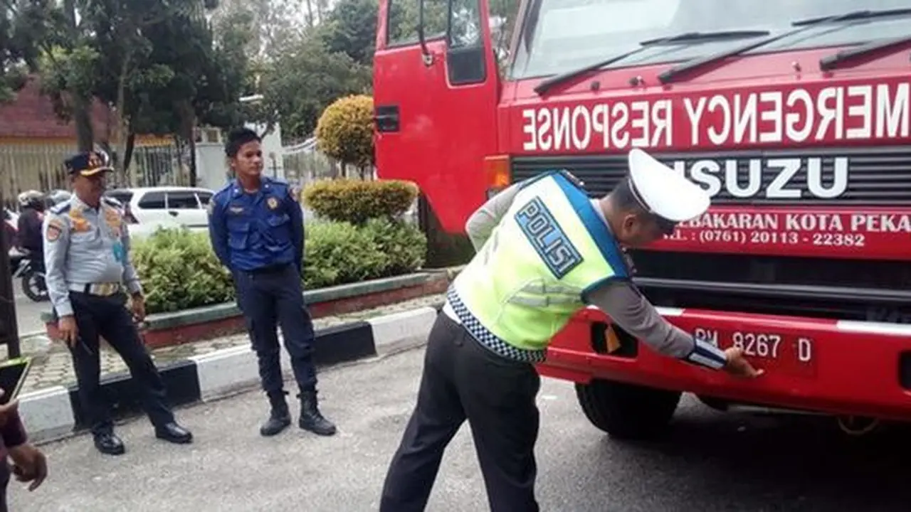 Mobil Damkar di Pekanbaru belum bayar pajak 5 tahun