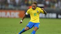 Striker tim nasional Brasil, Neymar, beraksi melawan Argentina pada laga persahabatan, di Jeddah, Selasa (16/10/2018). (AFP)
