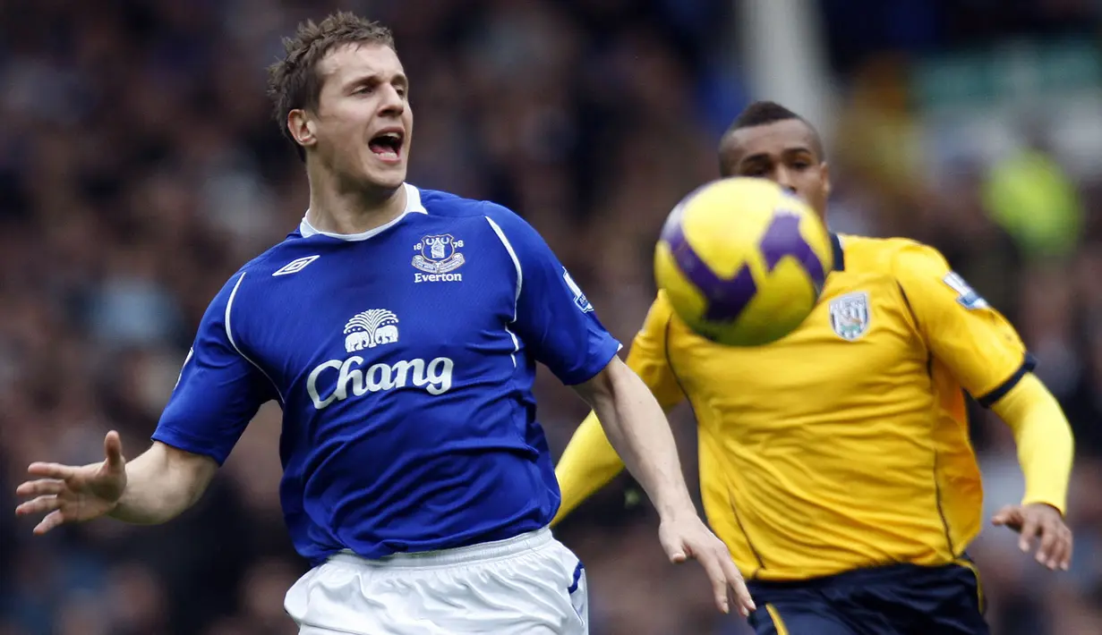 Mantan bek sekaligus kapten Everton, Phil Jagielka tercatat mengoleksi gol bunuh diri sebanyak tujuh kali dari 322 laga. Meskipun begitu, ia pernah terpilih menjadi 'Everton Goal of the Season' pada musim 2014-2015. (AFP/Paul Ellis)