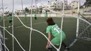 Kiper tim putri klub sepak bola Beit Umar Palestina menjaga gawangnya saat mengikuti sesi latihan di desa Beit Umar utara kota Hebron, Tepi Barat (2/101/2021). (AFP/Hazem Bader)