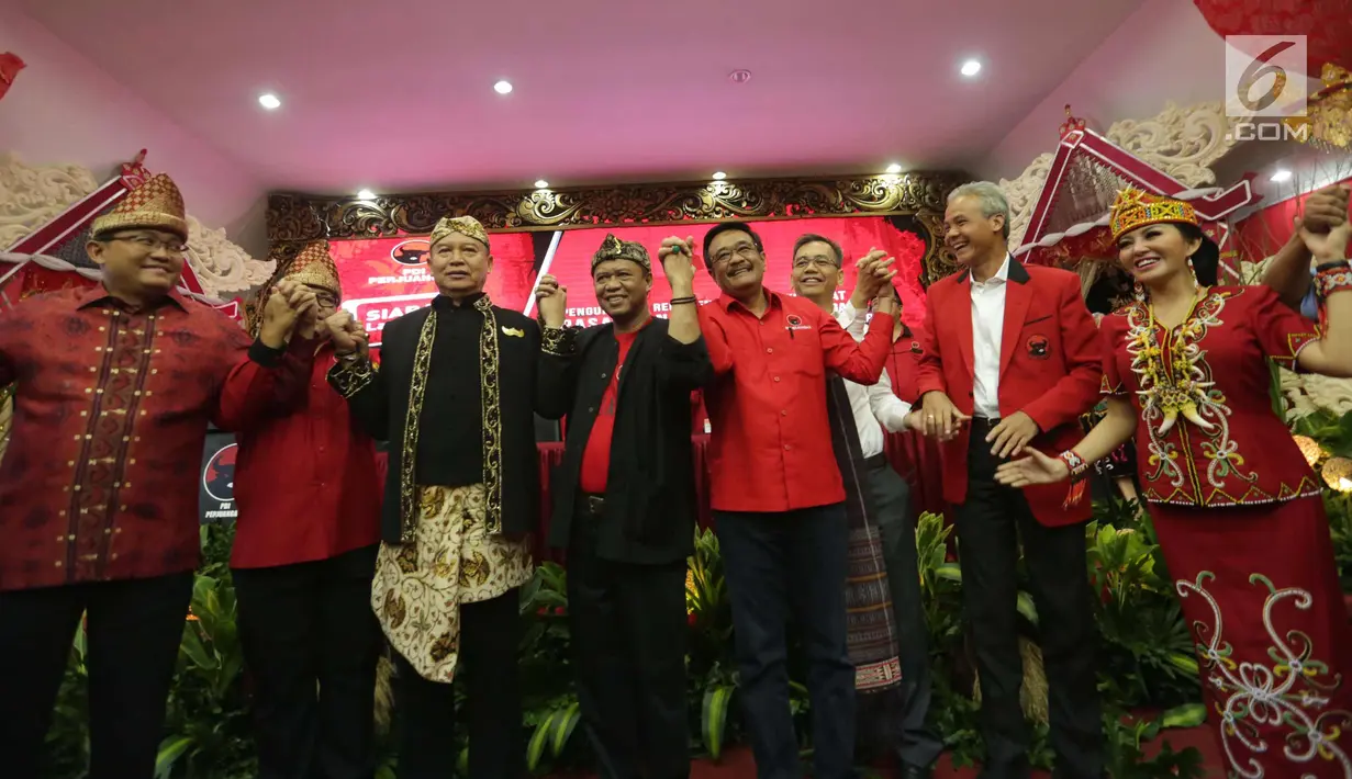 Pasangan Cagub dan Cawagub PDIP foto bersama usai acara pengumuman nama pasangan cagub-cawagub PDIP, Jakarta, Minggu (7/1). PDIP mengumumkan lima pasangan gubernur dan wakil gubernur pada pilkada serentak 2018. (Liputan6.com/Faizal Fanani)