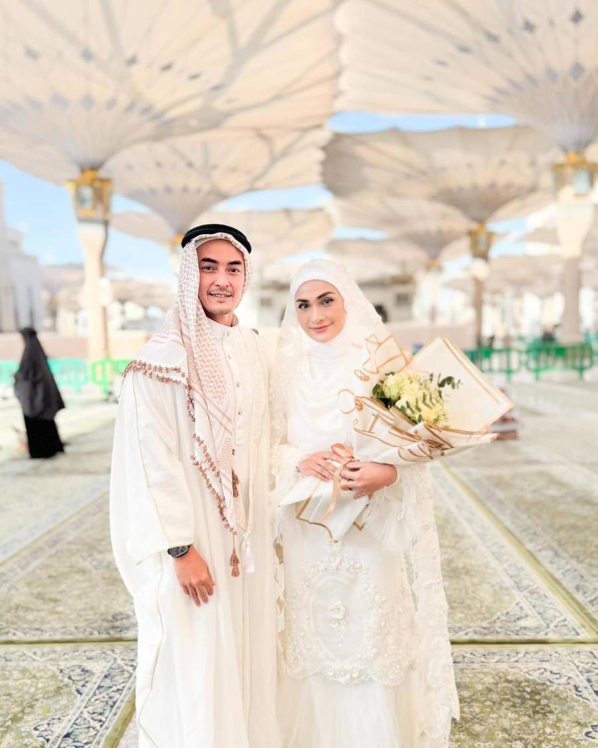 8 Potret Post-wedding Zumi Zola dan Putri Zulkifli Hasan, Mesranya Pengantin Baru di Depan Masjid Nabawi