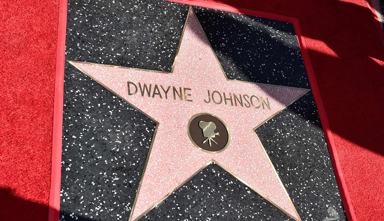 Sebuah plakat bintang atas nama Dwayne Johnson terlihat selama upacara penganugerahaan bintang Hollywood Walk of Fame  di Los Angeles, Jumat (13/12). (Alberto E. Rodriguez/AFP)