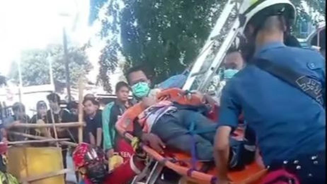 Seorang pria lanjut usia tercebur kali di Tebet, Jakarta Selatan saat sedang asyik main handphone.&nbsp;