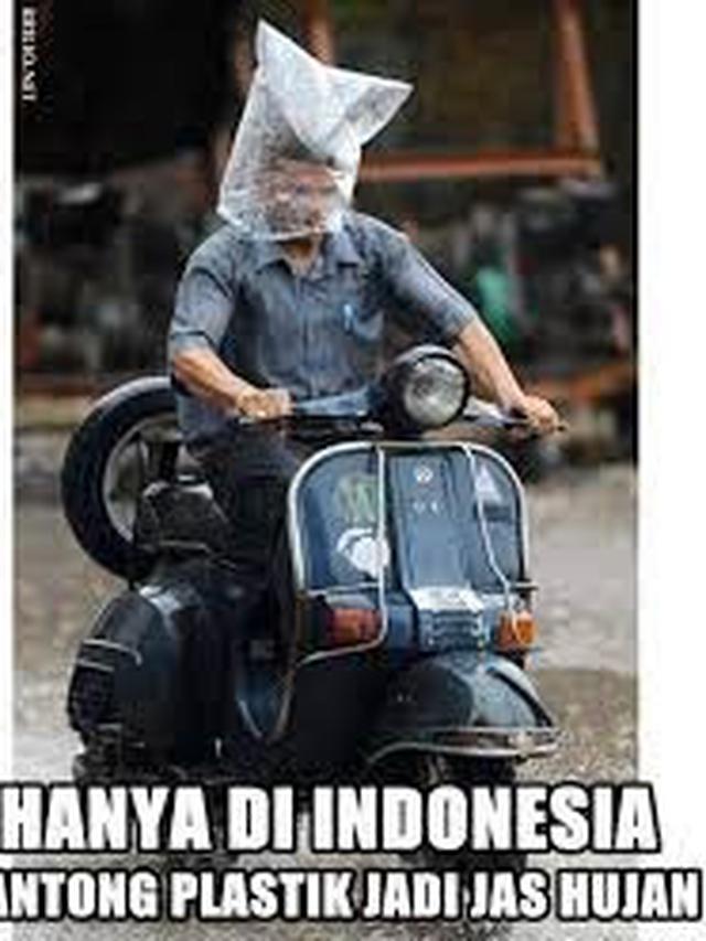 10 Momen Pengendara Pakai Jas Hujan Plastik saat Hujan Ini Kocak