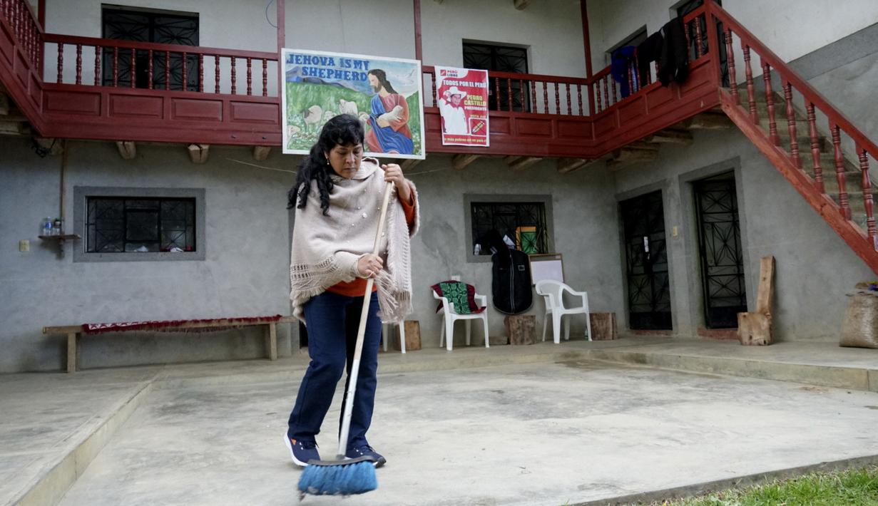 Calon ibu negara Peru, Lilia Paredes (48) menyapu halaman rumahnya yang terbuat dari batu bata di Chugur, 22 Juli 2021. Suaminya, Pedro Castillo yang merupakan mantan guru dan pemimpin serikat pekerja memenangkan pemilihan presiden Peru. (AP/Franklin Briceno)