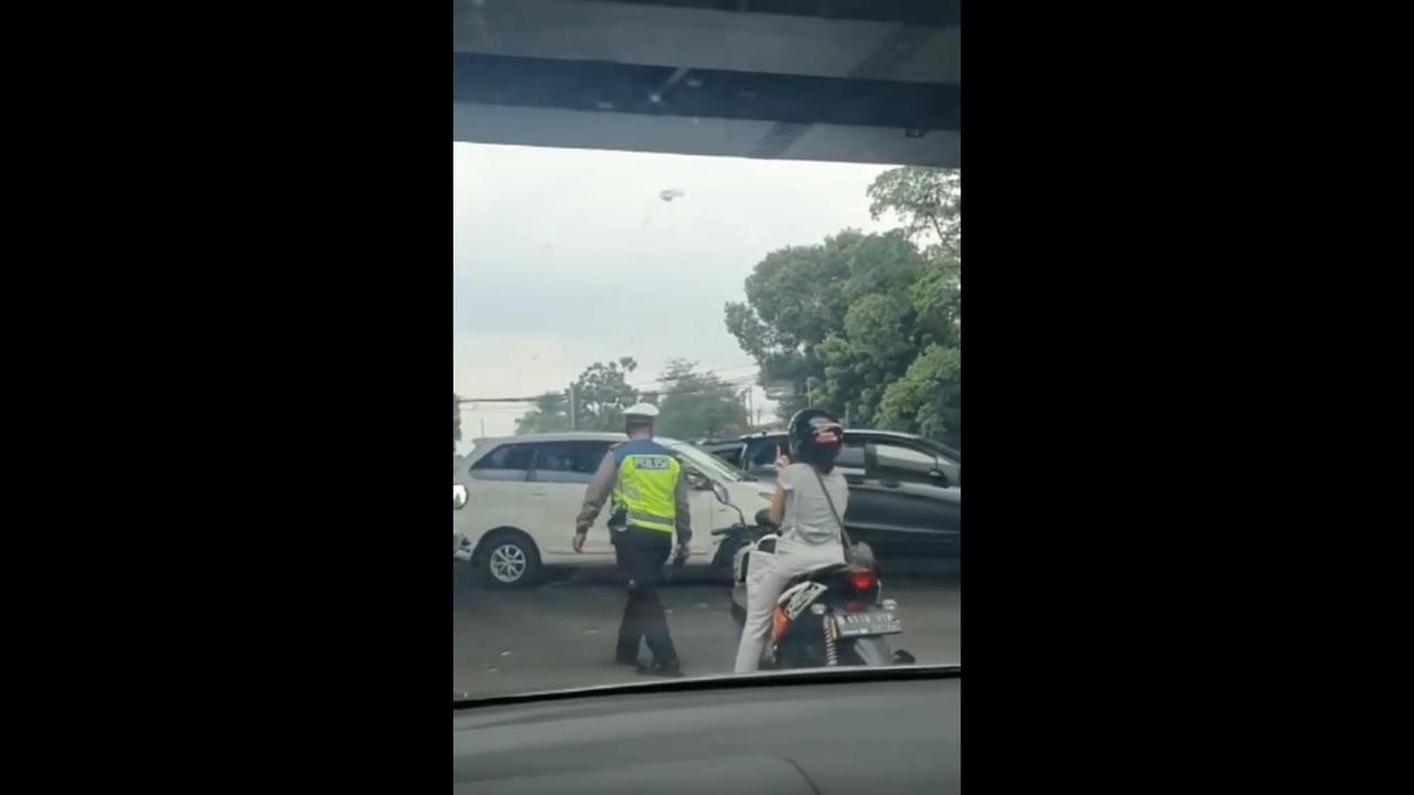 Viral pemotor perempuan acungkan jari tengah ke polisi