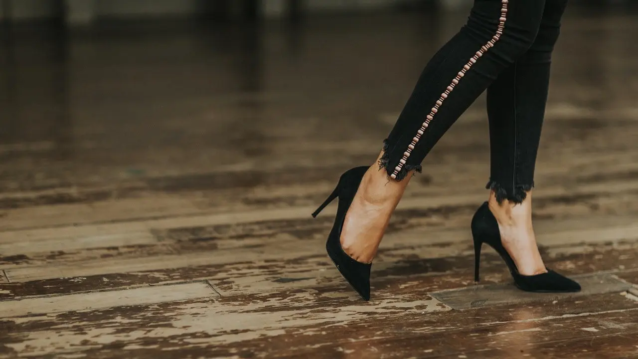 Ilustrasi sepatu high heels, hak tinggi