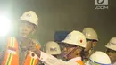 Menteri Luar Negeri Jepang Taro Kono (tengah) saat meninjau perkembangan proyek kereta MRT di Stasiun Bundaran HI, Jakarta, Senin (25/6). Taro Kono didampingi oleh Direktur Utama PT MRT William Sabandar. (Liputan6.com/Helmi Fithriansyah)