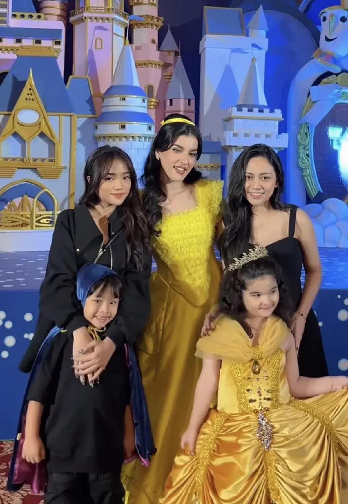 6 Gaya Serba Hitam Publik Figure Hadir di Pesta Ulang Tahun Bertema Disneyland Kedua Anak Tasya Farasya, Ria Ricis hingga Fuji An