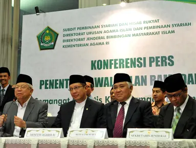Menteri Agama Lukman Hakim Saifuddin (tengah) memberikan keterangan pers penentuan awal  Ramadan 1436 H, Jakarta, Rabu (16/6/2015). Pemerintah memutuskan tanggal 1 Ramadan 1436 H jatuh pada Kamis, 18 Juni 2015. (Liputan6.com/Andrian M Tunay)