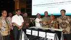 Plt Dirut PLN Sripeni Inten Cahyan bersama perwakilan PT Pos Indonesi, Jasamarga, Pertamina, dan Angkasapura usai MoU terkait pengembangan Stasiun Pengisian Kendaraan Listrik Umum (SPKLU) untuk percepatan kendaraan listrik berbasis baterai di Jakarta, Rabu (16/10/2019). (Liputan6.com/Fery Pradolo)