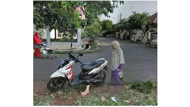 Foto Orang Mirip 'Penampakan' di Google Street View Ini Bikin Ngakak