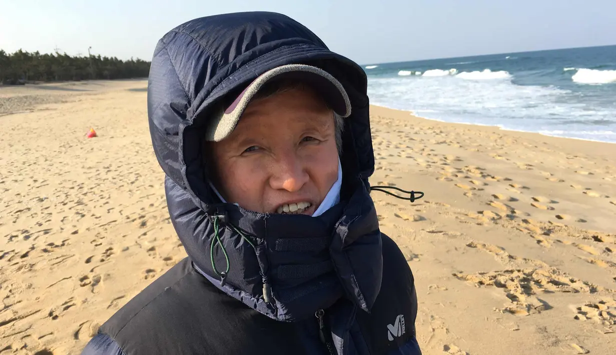 Penduduk lokal, Lee Kyoo Hong (64) saat wawancara di Anmok Beach, Korsel (8/2). "Saya jarang melihat mereka di sini tapi saya tidak penasaran dengan mereka," kata Lee sambil berjalan-jalan di sepanjang pantai bersama istrinya. (AP Photo/Hyung-jin Kim)