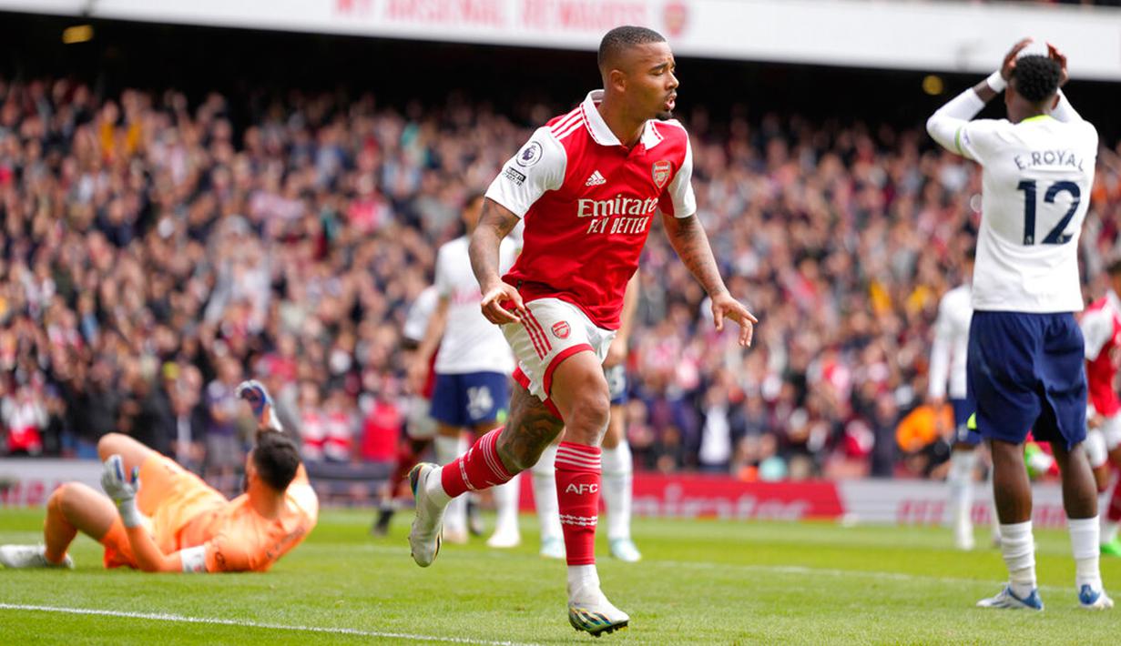 Pemain Arsenal Gabriel Jesus melakukan selebrasi usai mencetak gol ke gawang Tottenham Hotspur pada pertandingan sepak bola Liga Premier Inggris di Emirates Stadium, London, Inggris, 1 Oktober 2022. Arsenal menang 3-1. (AP Photo/Kirsty Wigglesworth)