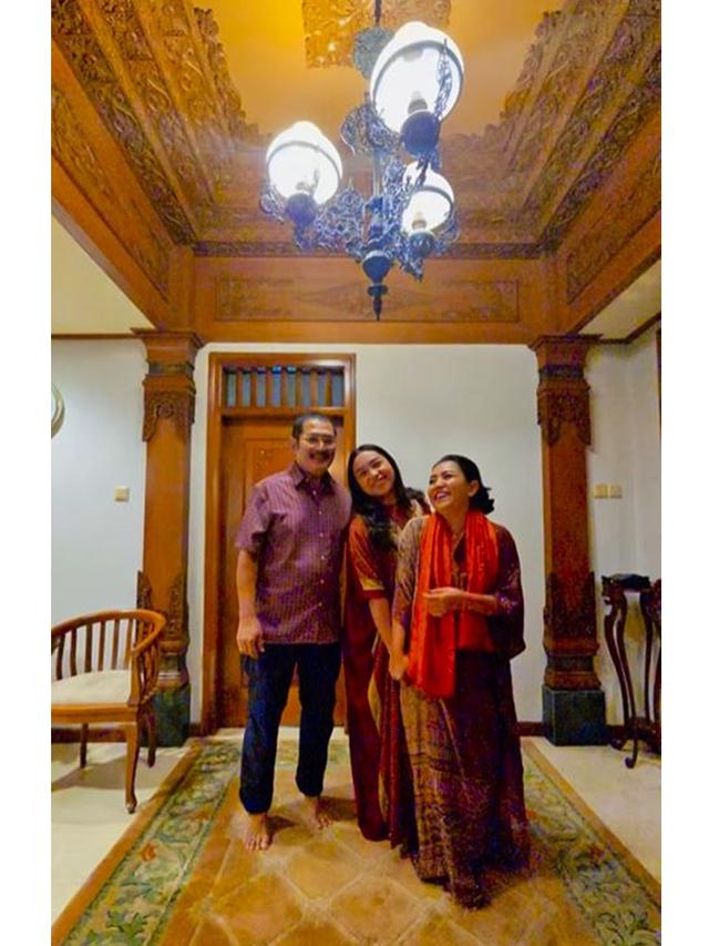 6 Potret Mayangsari dan Bambang Trihatmodjo Ziarah Makam Soeharto, Ajak Khirani