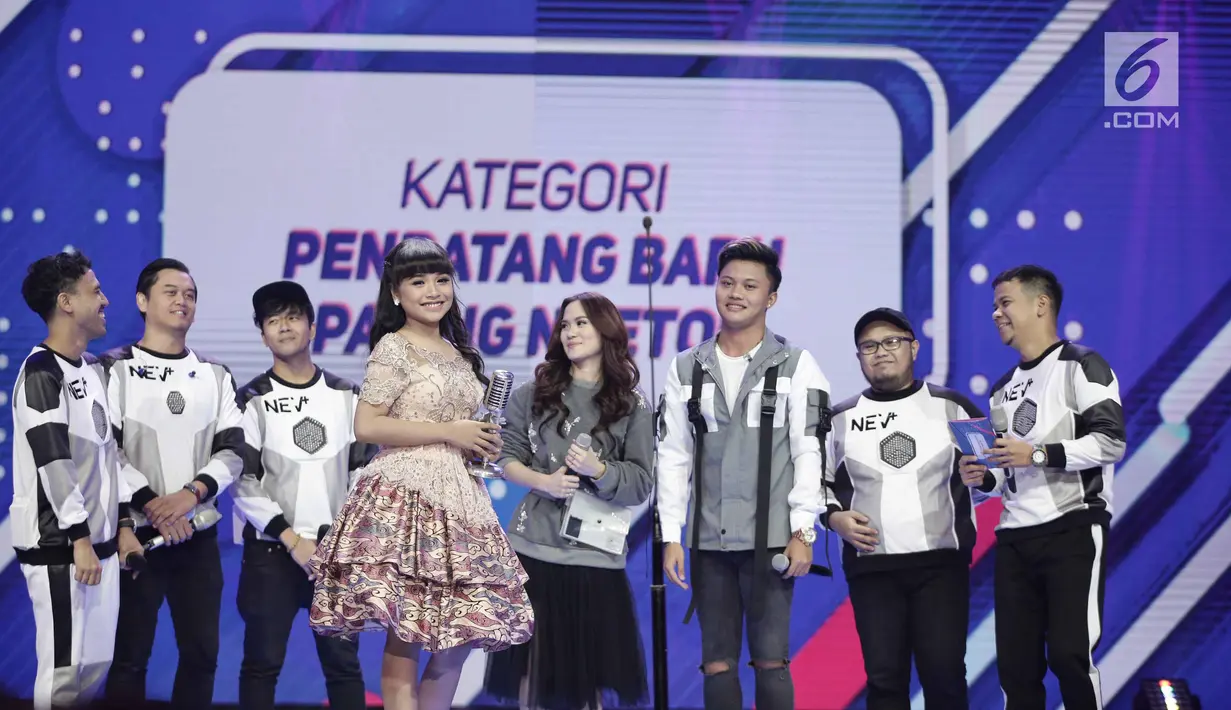 Tasya Rosmala berhasil menang dengan kategori Pendatang Baru Paling Ngetop dalam acara SCTV Music Award 2018 di Studio 6 Emtek, Jakarta, Jumat (27/4). (Liputan6.com/Faizal Fanani)